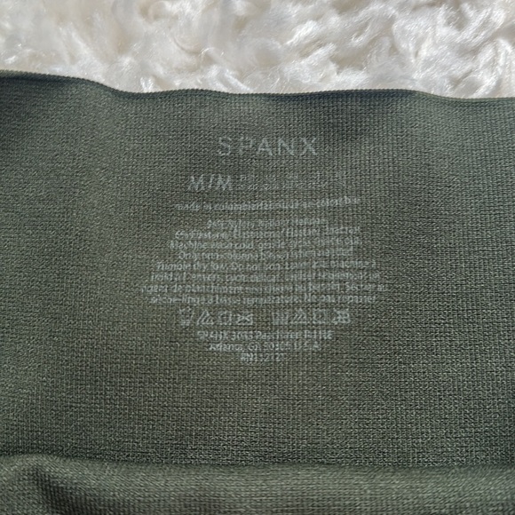 Spanx Look At Me Now Seamless Legging in Green Camo - Picture 6 of 6